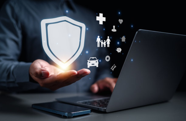 商人在键盘上打字，带有盾牌，象征着人寿保险和资产保护。图片下载