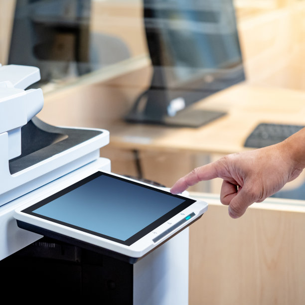 男性用手触摸复印机显示器屏幕上的按钮，在办公室里复印和打印文件。商务组织电子设备及用品。图片下载