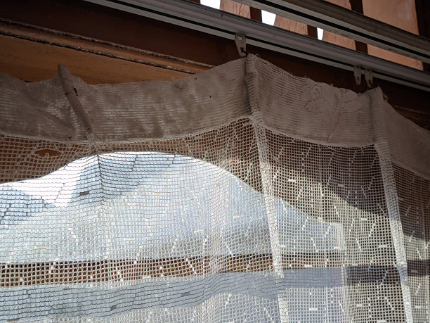 窗帘是白色的，早晨的阳光刺眼耀眼图片下载