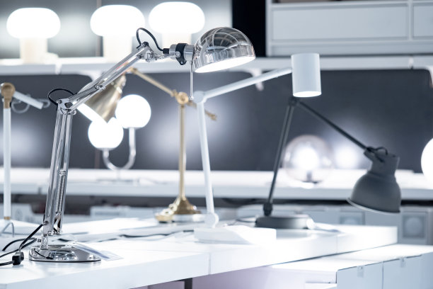 区别现代台灯在灯饰店或家居设计店。图片下载