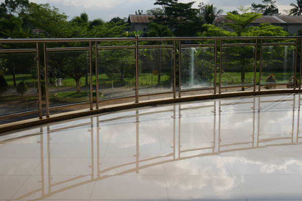 带有透明栅栏的闪亮反射阳台露台图片下载