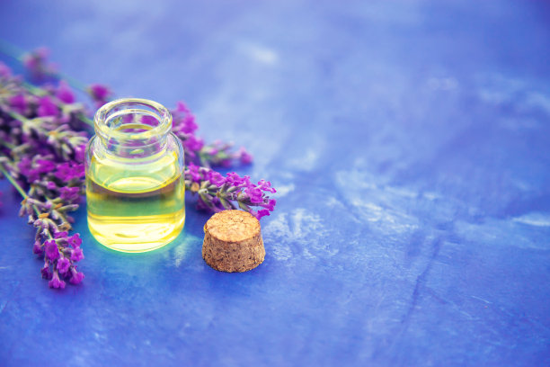 薰衣草精油装在一个小瓶子里。有选择性的重点。图片下载