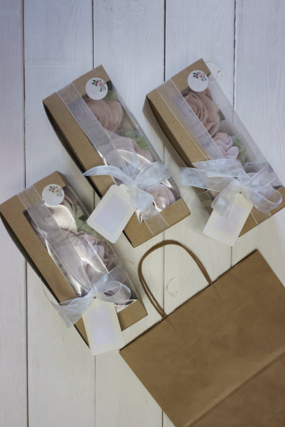 装在礼品盒里的自制棉花糖。和风花。盒子用丝带扎成蝴蝶结。三个盒子。图片下载