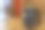 房子门口一个绿色手提箱的特写图片下载