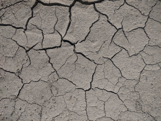 干裂的大地。带有裂纹的灰色背景图片下载