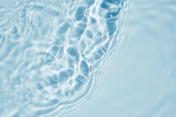 抽象透明水影表面纹理自然波纹在蓝色背景图片下载