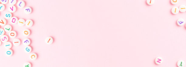 横幅的框架是由粉红色背景上的字母珠制成的。图片下载