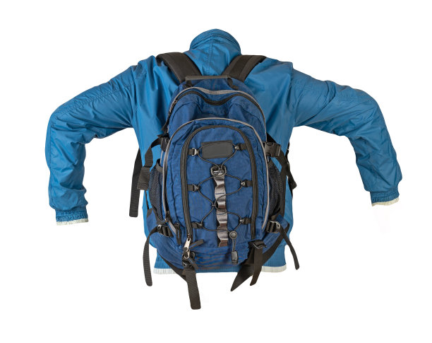 黑色背包里穿着一件红色夹克，孤立在白色的背景上。图片下载