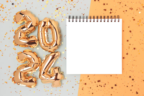 清洁记事本模型，闪烁的星星五彩纸屑和2024箔充气气球。图片下载