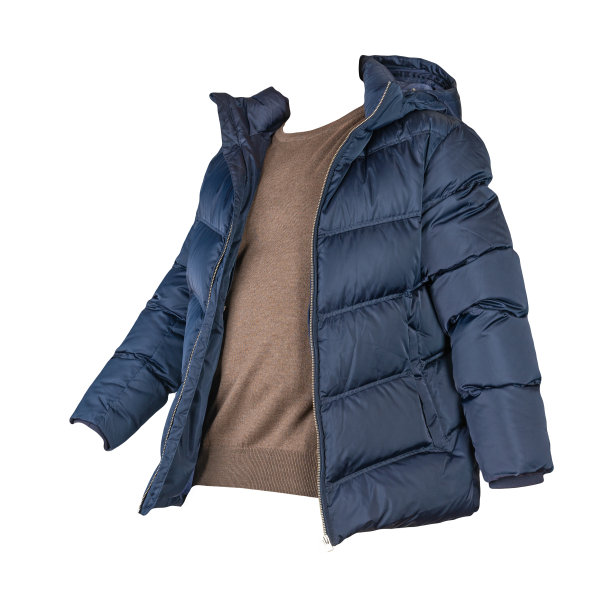 羽绒服和毛衣被隔离在白色背景上图片下载