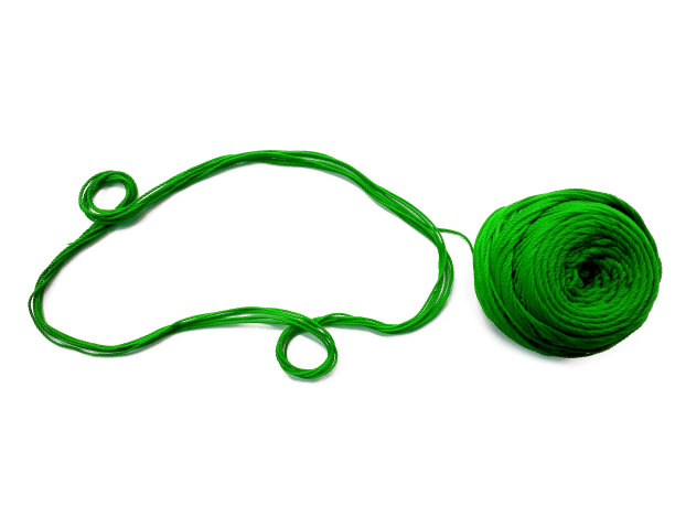 背景毛纱、针织纱，也可用作纱架。白底色工艺品用绿色针织纱。绿色毛纱带剪径。装饰用绿毛纱图片下载