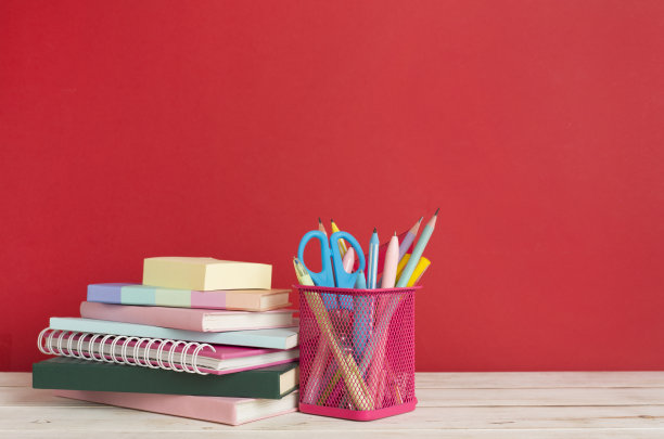 作文用木桌上的书和文具。返校理念图片下载