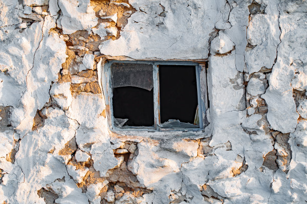 老房子窗户上的碎玻璃特写图片下载