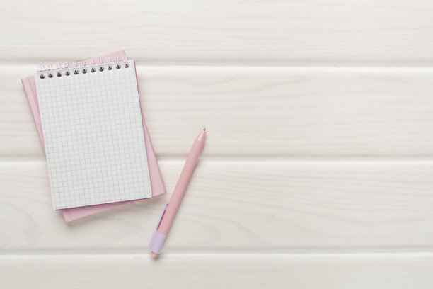 木制背景上的钢笔笔记本，俯视图图片下载