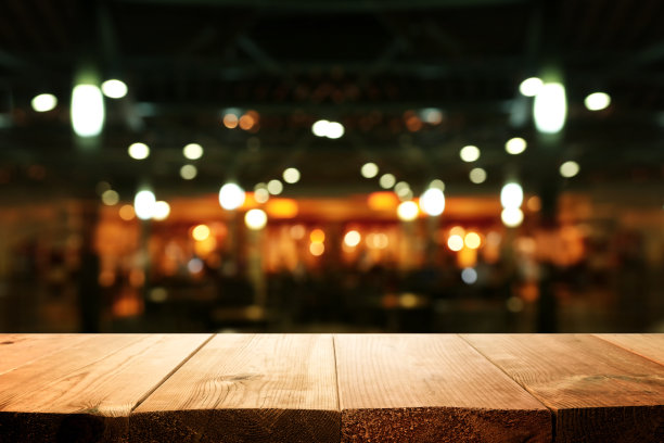抽象模糊餐厅灯光前的木桌图像图片下载