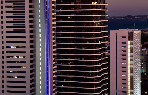 昆士兰黄金海岸，夜幕降临时，阔滩建筑上的蓝带效应图片下载