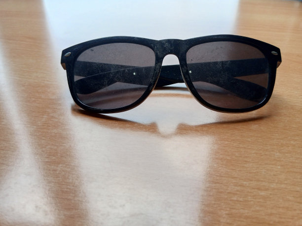 照片与眼镜对象在桌子上图片下载