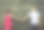 相爱的情侣是牵手在古老的古镇里。身穿粉色连衣裙的女孩和穿着短裤的男子站在中世纪石墙附近。浪漫的夏天时髦的照片。图片下载