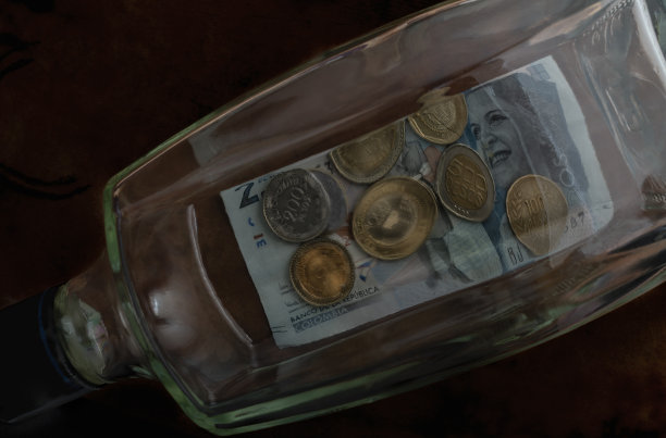 钱装在玻璃瓶里。水晶钞票和硬币装在玻璃瓶里。图片下载