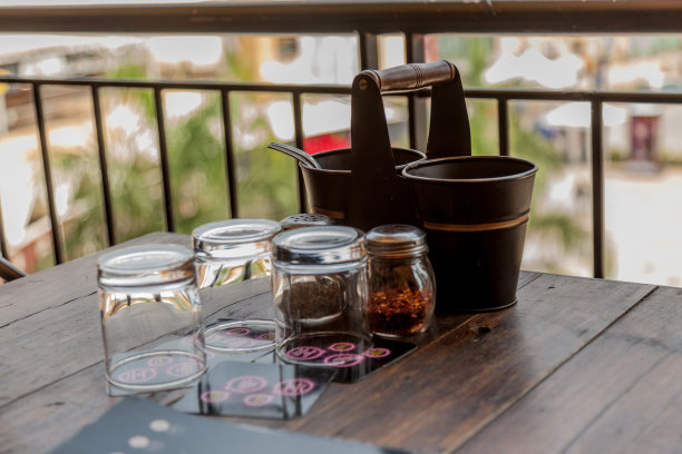 精致的餐厅装饰，摆放着玻璃杯图片下载