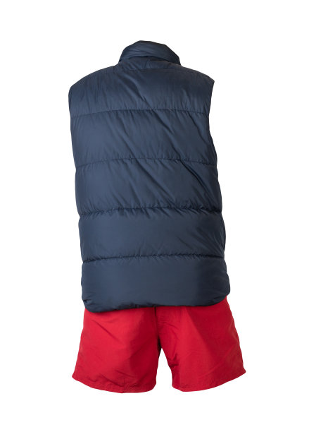 无袖夹克和夏季短裤孤立在白色的背景图片下载