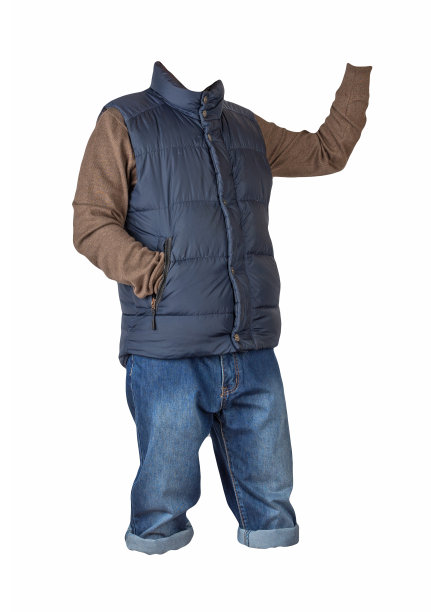 牛仔深蓝色短裤，针织毛衣和深蓝色夹克，没有袖子，孤立在白色背景图片下载