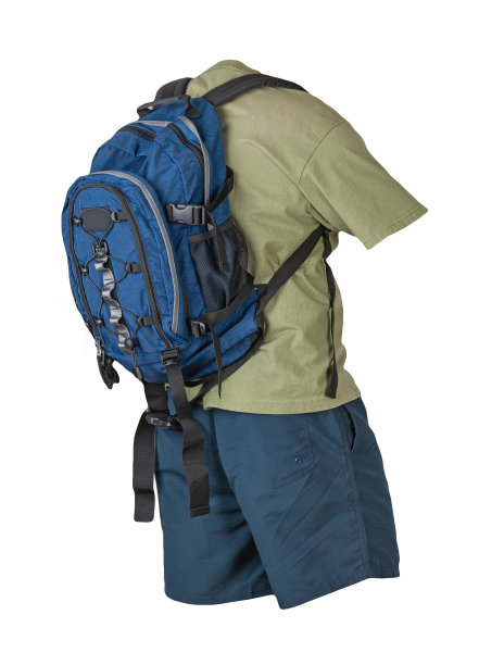 背包，运动短裤，t恤被隔离在白色泡沫上。日常服装图片下载