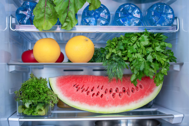 打开冰箱装满新鲜蔬果，素食健康食品背景，绿色环保，有机营养，保健养生，减肥理念。图片下载