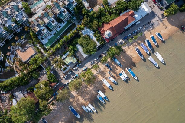 鸟瞰海滩。许多快艇停泊在泰国普吉岛的查龙湾等候游客。图片下载