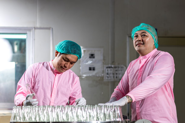 检查饮料厂玻璃瓶的质量或库存。在饮水厂工作的QC工人图片下载