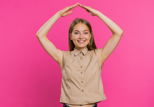 女人在安全的感觉用手做屋顶，保险，保安服务，玩游戏图片下载