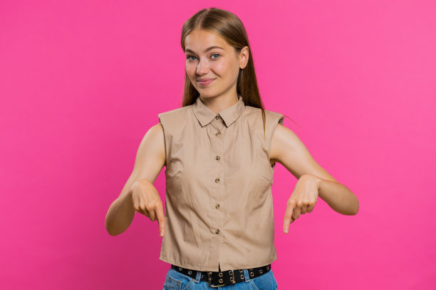 女士向下指，说订阅，做“ok”和“喜欢”的手势，下面是促销信息图片下载