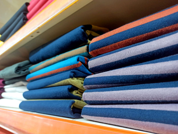 服装店里堆放的t恤图片下载