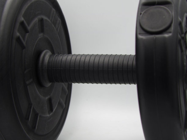 手哑铃在黑色与白色背景图片下载