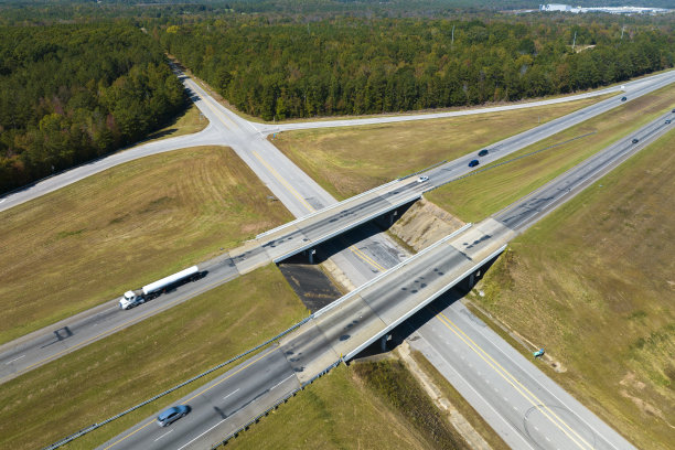 从繁忙的美国高速公路上俯瞰，树林间的车流快速流动。州际运输概念图片下载