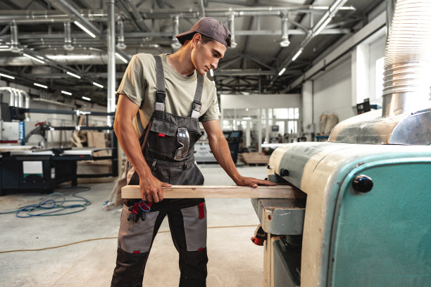 男木匠在工厂里使用木工工具图片下载