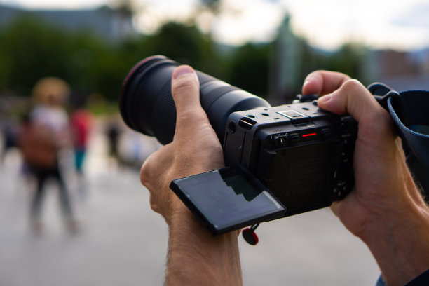 戴着帽子戴着墨镜的男人用相机捕捉城市的瞬间图片下载