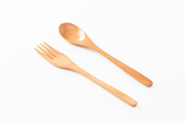 白色背景的木制餐具。图片下载