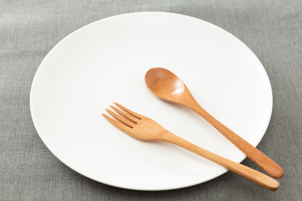 餐垫上的盘子和餐具。图片下载