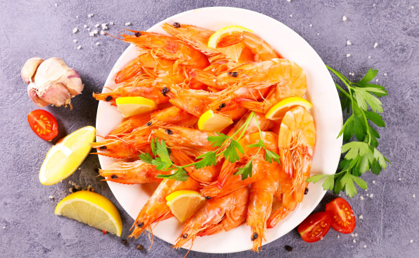 一盘鲜虾，柠檬和香草图片下载