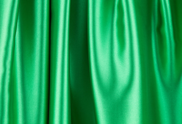 有柔软褶皱的绿色绸布。图片下载