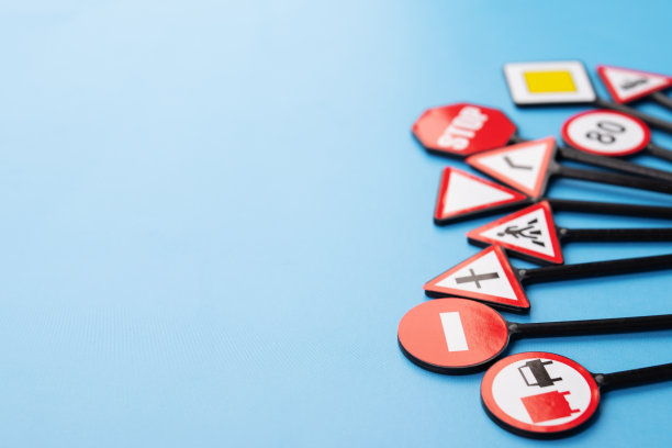 驾驶员教育，路牌路牌蓝色背景，抄空图片下载