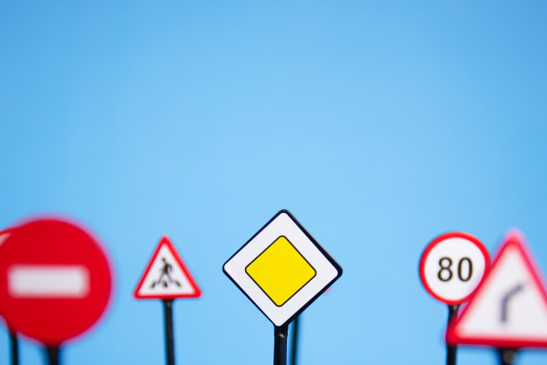 交通法规，蓝色背景的路标。图片下载