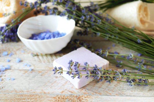 薰衣草浴盐，天然肥皂和新鲜薰衣草花木制背景图片下载