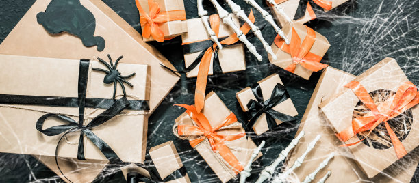 万圣节和无浪费的生产，环保的礼物包装在深色的桌子上牛皮纸，生态风格的万圣节假期概念，生态装饰横幅图片下载