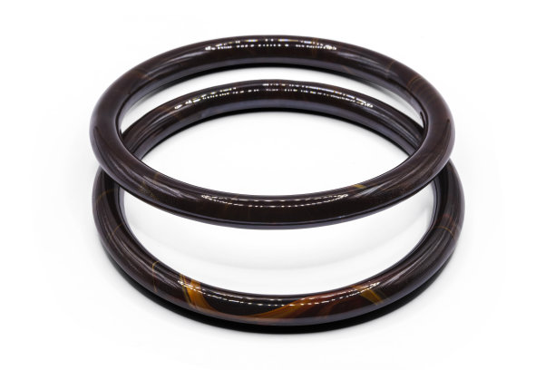 两个旧手镯有棕色木纹孤立在白色背景上，微距照片，有路径图片下载