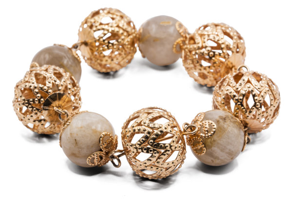 旧手镯首饰有金色孤立在白色背景上，微距照片，有路径图片下载