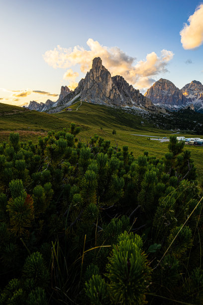 夕阳下白云岩山口的照片图片下载