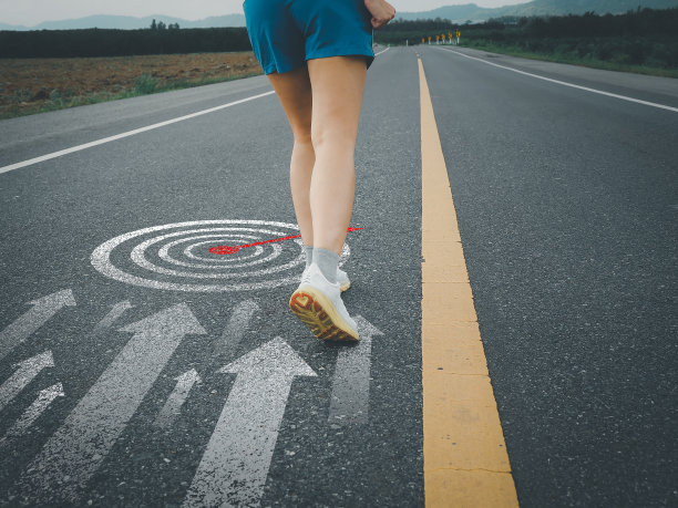 向着既定的目标向前跑。图片下载