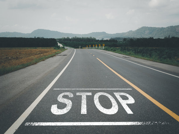 信息停在柏油路上图片下载